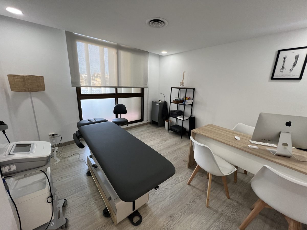 Sala de tratamiento con camilla en una de las clínicas de fisioterapia Enric Gallofré