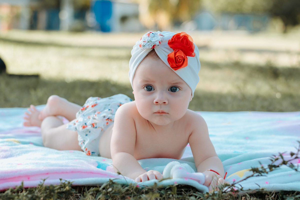 Mi bebé se gira siempre al mismo lado: asimetrías posturales y del movimiento, patología de bebés y niños pequeños que tratamos en la clínica