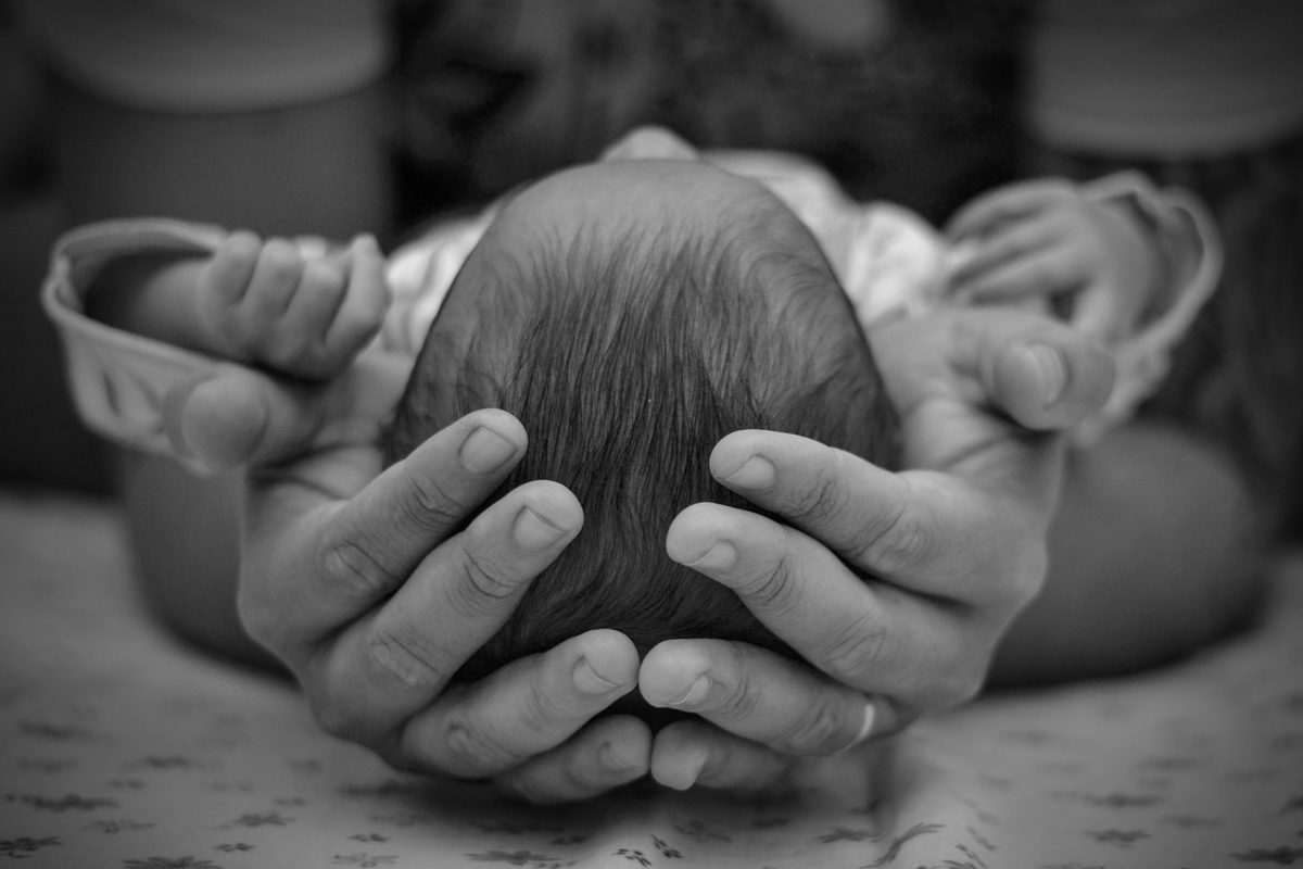 Mi bebé no sostiene la cabeza: control cefálico y postural, plazos reales y señales de alarma, patología de bebés y niños pequeños que tratamos en la clínica