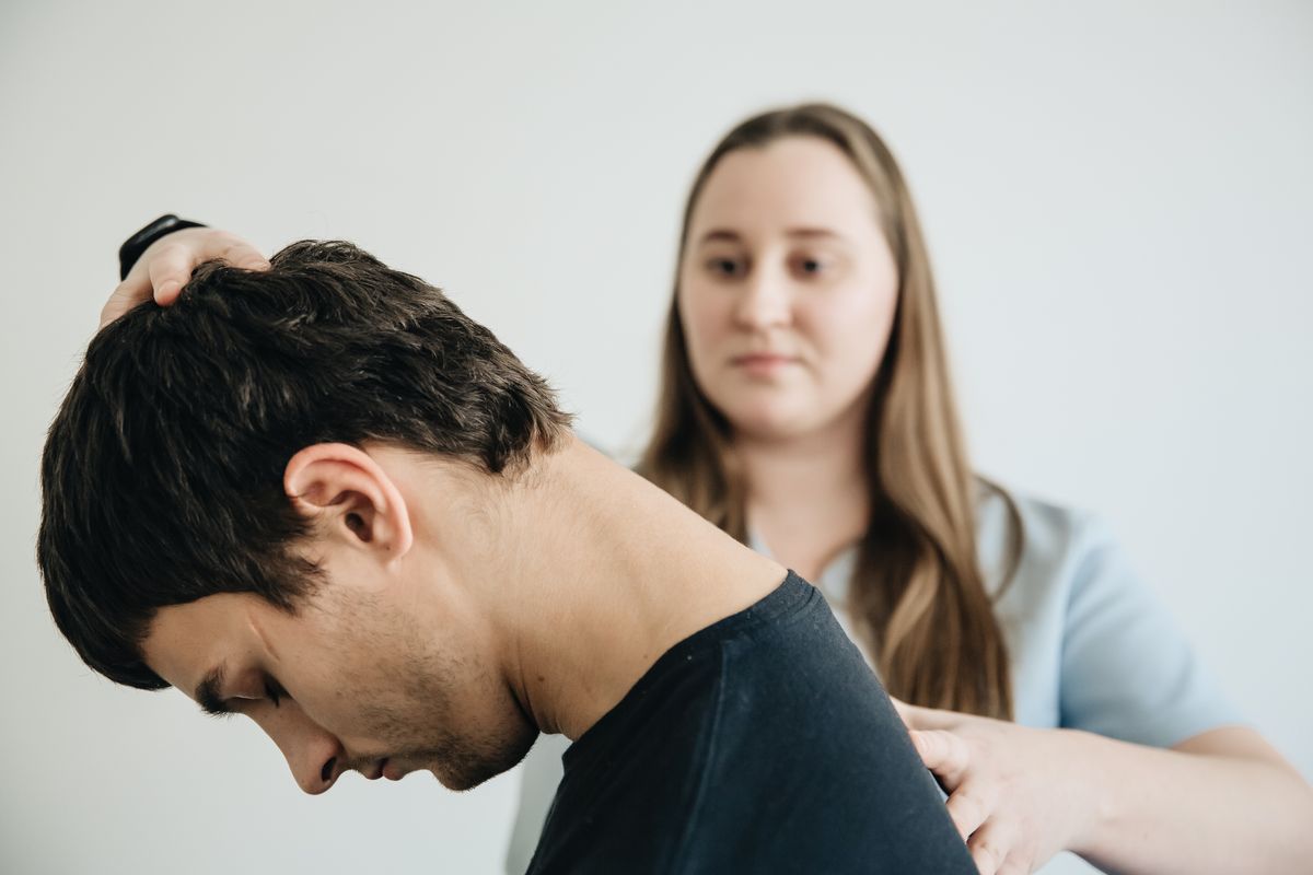 El collarín cervical: para qué sirve, cuánto tiempo y cuándo perjudica, patología de cuello y cervicales que tratamos en la clínica