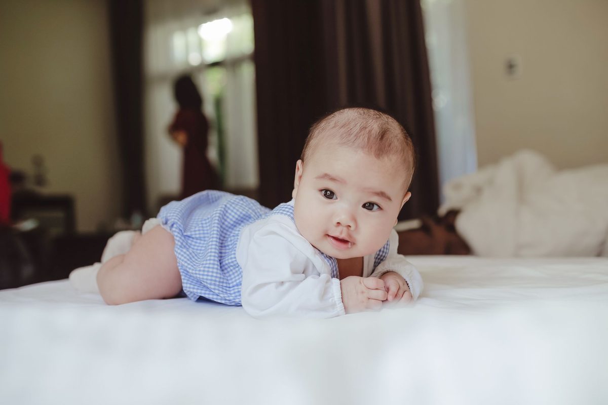Desarrollo motor del bebé mes a mes: qué esperar, qué es variable y cuándo consultar, patología de bebés y niños pequeños que tratamos en la clínica