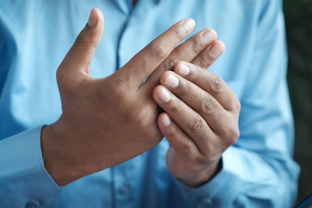Manos con hormigueo y dolor de tipo neuropático