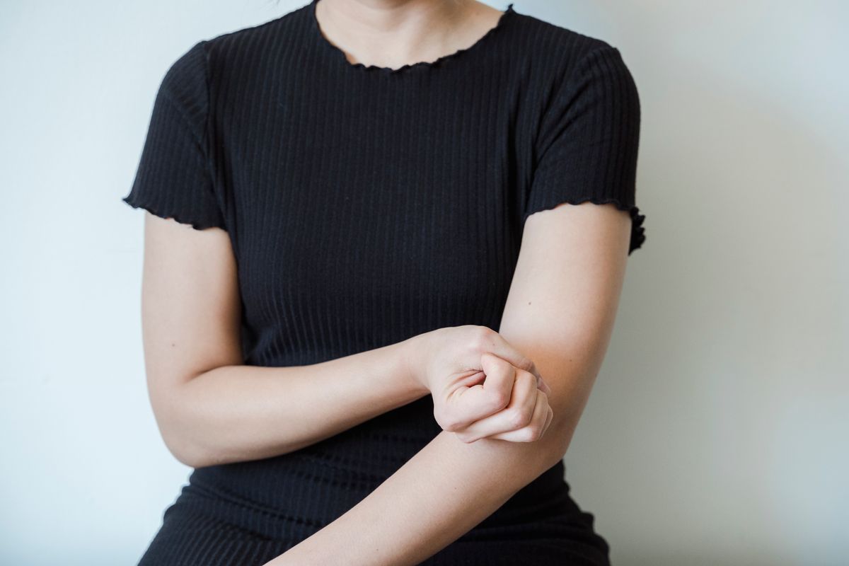Epicondilitis o codo de tenista, patología de codo, muñeca y mano que tratamos en la clínica