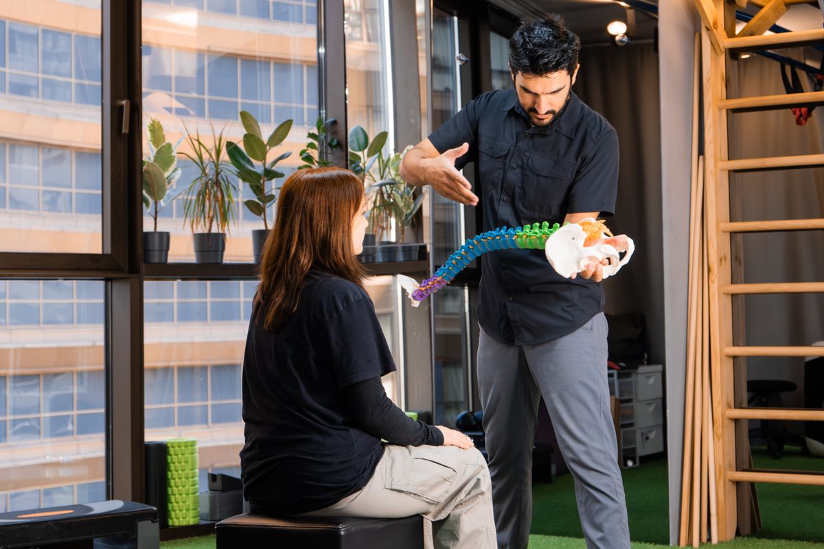 Faja lumbar: cuándo ayuda y cuándo te está debilitando la espalda, guía de nuestros fisioterapeutas