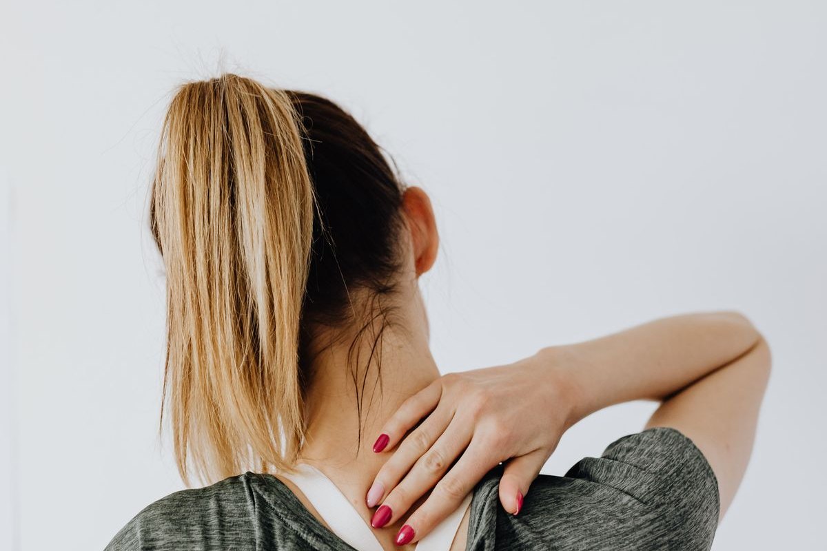 Tensión en el cuello por ansiedad: por qué se instala y por dónde se sale, patología de cuello y cervicales que tratamos en la clínica