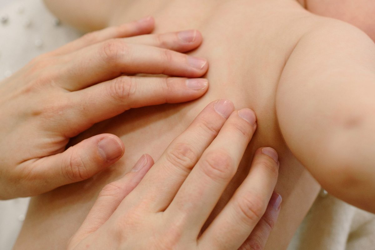 Reflujo en bebés: qué es normal, señales de alarma y qué puede y qué no puede hacer la fisioterapia, patología de bebés y niños pequeños que tratamos en la clínica