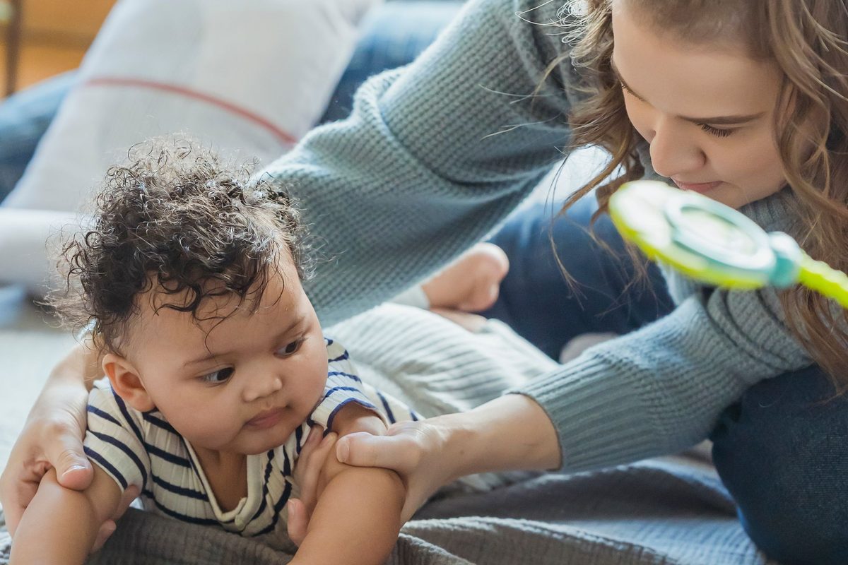 Mi bebé va tarde: retraso en los hitos motores, cuándo es variabilidad y cuándo hay que consultar, patología de bebés y niños pequeños que tratamos en la clínica