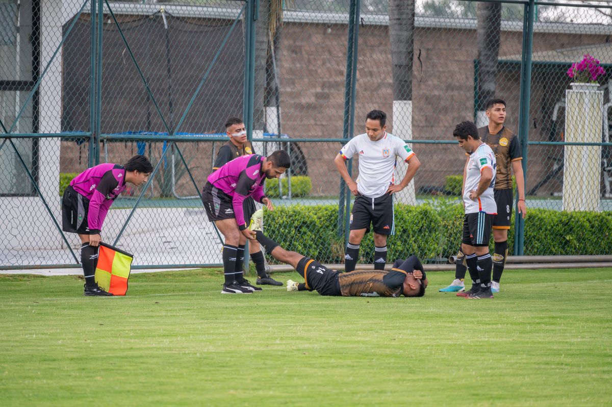 Rotura de ligamento cruzado: jugadora atendida en el campo tras una lesión de rodilla