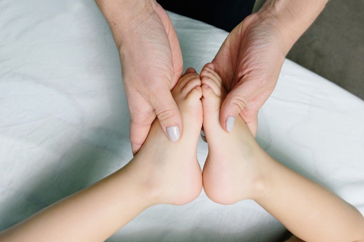 Fisioterapia de bebés en Barcelona: valoración de la movilidad de los pies de un lactante sobre la camilla