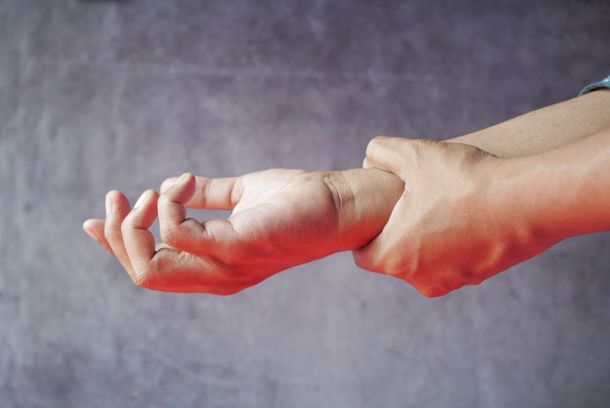 Tenosinovitis de muñeca: fisioterapeuta explorando la muñeca y el pulgar de una paciente