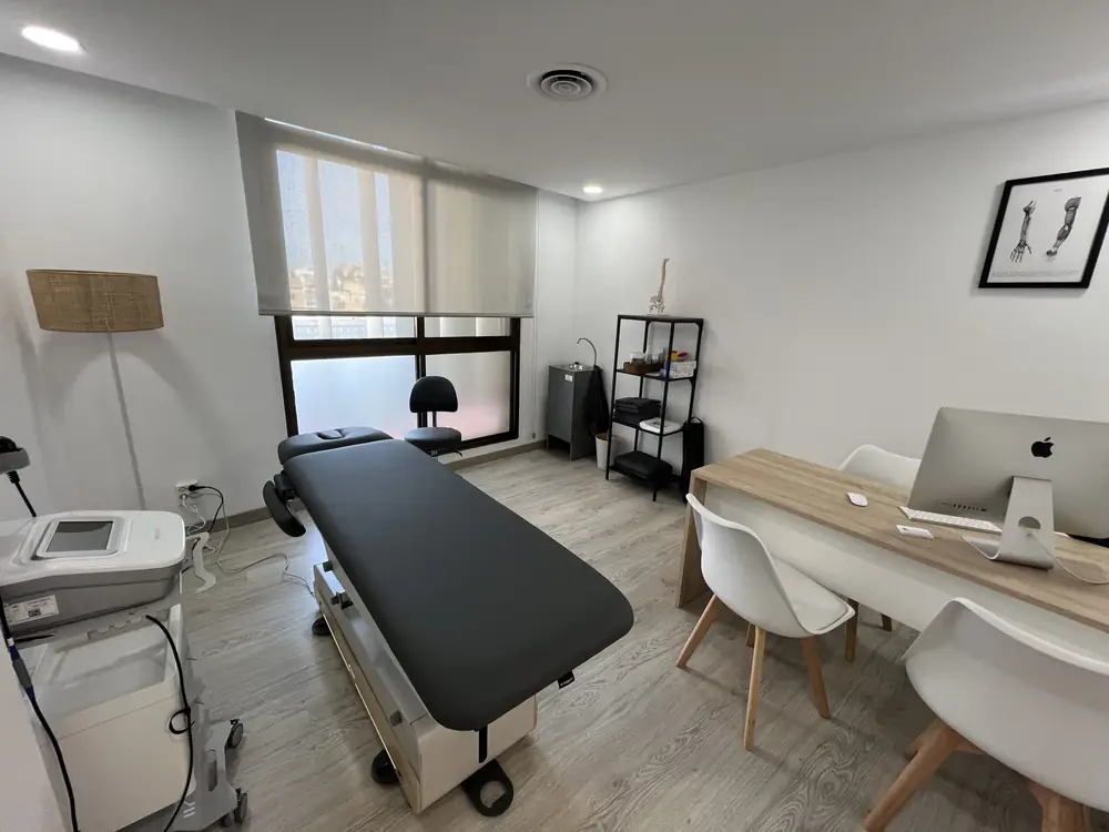 Sala de tratamiento individual de la clínica, con camilla y espacio para la valoración